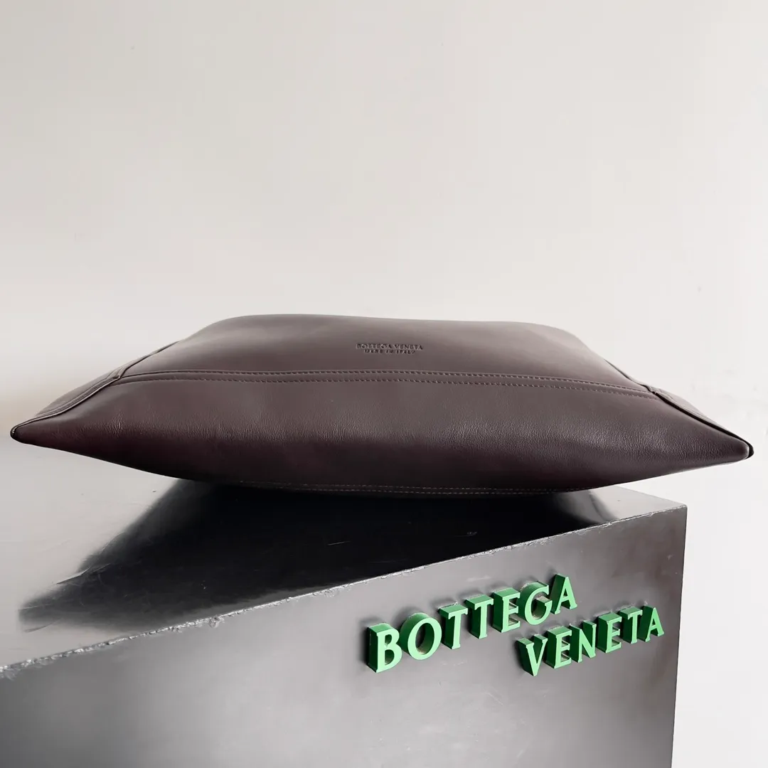 Batch 2080 Bottega Veneta, the flagship product of the 2024 autumn and winter, is making a splash from the catwalk to the streets. It not only brings a strong retro atmosphere, but also can easily interpret different styles through a variety of matching methods. Whether it is a smart and elegant workplace look or casual and comfortable daily wear, fully imported calfskin is a fashion element you can’t miss! Style number: 803977 Size: 41*20*8cm